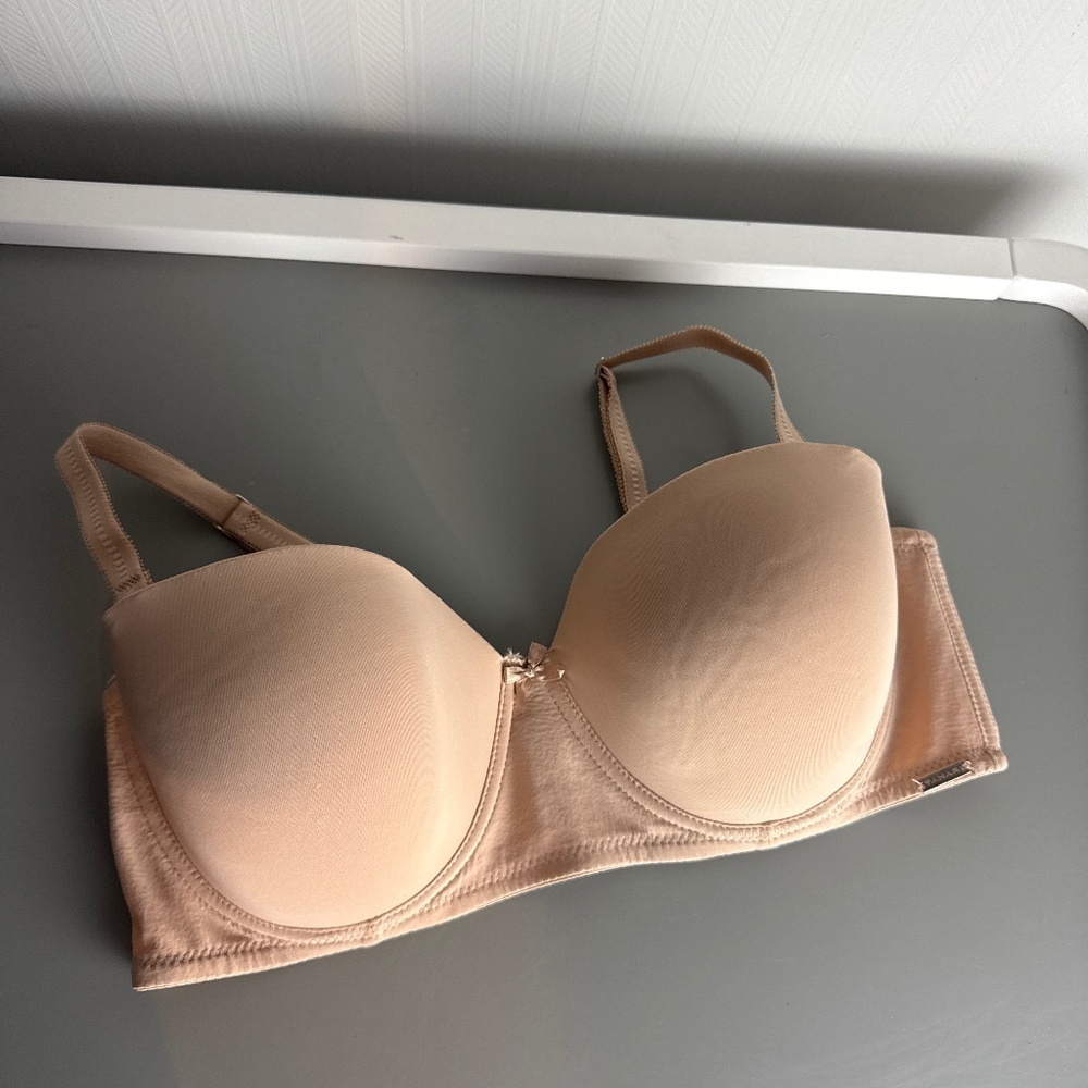 Tahari Bra can be used with no straps size 38D
